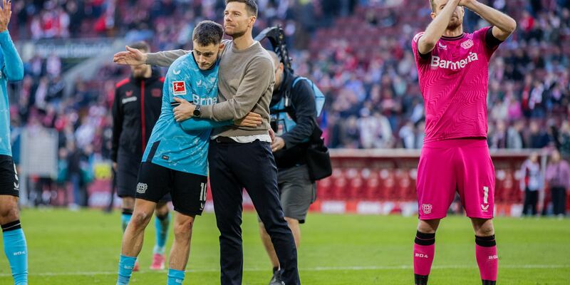 Bleibt das Leverkusener Erfolgsduo? - Florian Wirtz (l) und Xabi Alonso (M). - Foto: Rolf Vennenbernd/dpa
