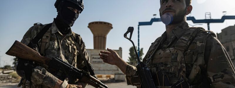 Die Kurden rechnen mit einem Angriff der türkischen Armee und ihrer syrischen Verbündeten auf die Grenzstadt Kobane. - Foto: Baderkhan Ahmad/AP/dpa