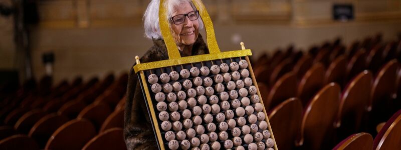 Rund 400 Zuschauer können die Ziehung der Glückszahlen im Madrider Teatro Real direkt miterleben.  - Foto: Bernat Armangue/AP/dpa