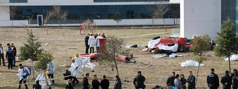 Ein Rettungshubschrauber ist in der südtürkischen Provinz Mugla gegen ein Krankenhaus geprallt und dann abgestürzt - Foto: Uncredited/IHA/AP/dpa