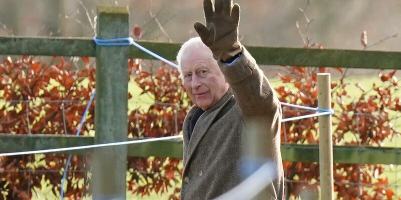 Der britische König Charles III. winkte, als er das Gelände der St.-Mary-Magdalene-Kirche in Sadringham verließ. - Foto: Jacob King/PA/AP/dpa