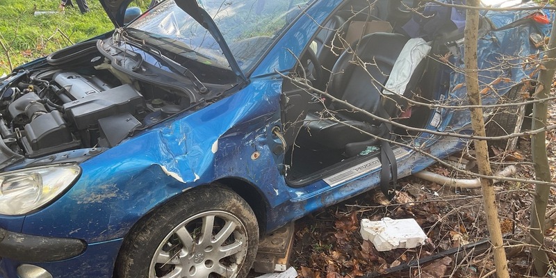 FW Alpen: Verkehrsunfall auf der A57 und paralleler Sturmschaden - Foto: presseportal.de