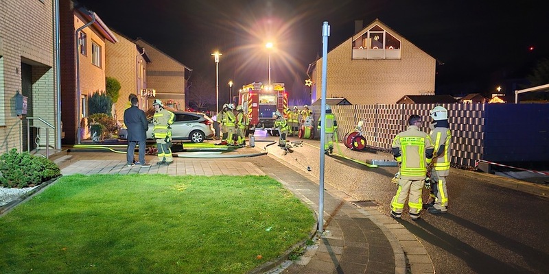 FW Grevenbroich: Feuerwehr löscht brennende Waschmaschine in Keller - Foto: presseportal.de