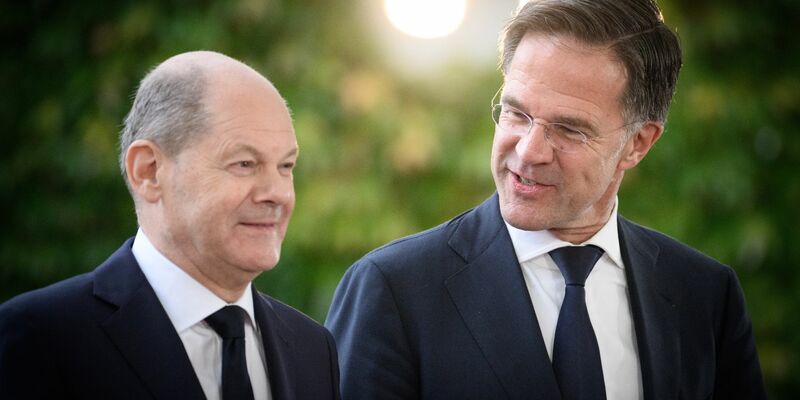 Nato-Generalsekretär Mark Rutte (r) hält die Kritik an der Ukraine-Politik von Bundeskanzler Olaf Scholz für unfair. (Archivbild) - Foto: Bernd von Jutrczenka/dpa