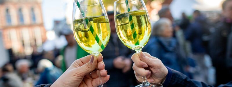 Selbstgemachte Aperitifs sind zunehmend gefragt. (Archivbild)   - Foto: Hauke-Christian Dittrich/dpa