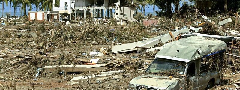 Die Zerstörungen durch den Tsunami waren gewaltig - auch in der beliebten Urlaubsregion Khao Lak in Thailand. (Archivbild) - Foto: picture alliance / epa Rungroj Yongrit/EPA/dpa