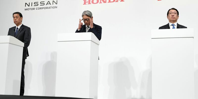 Nissan und Honda führen Fusionsgespräche und wollen Mitsubishi Motors daran beteiligen. - Foto: Eugene Hoshiko/AP/dpa