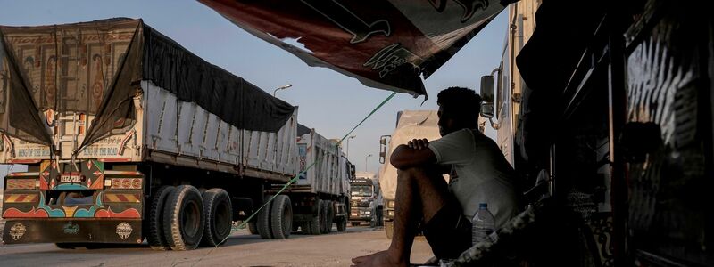 Sanitäter warten am Grenzübergang Rafah auf Patienten aus dem Gazastreifen. - Foto: Amr Nabil/AP/dpa