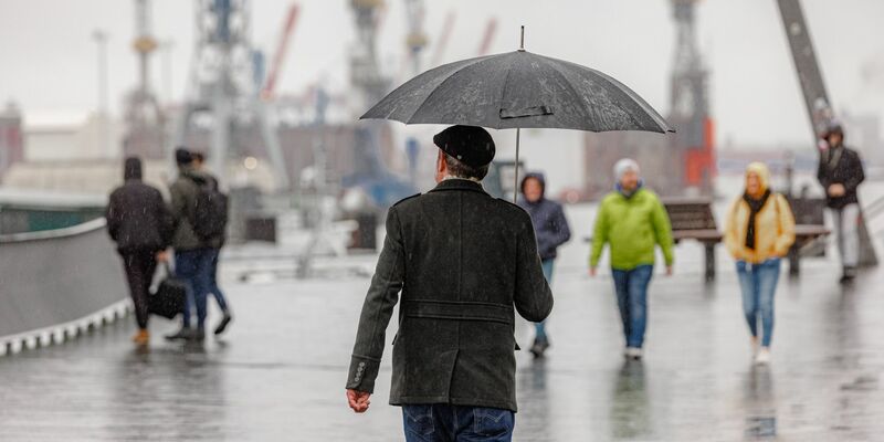 Ungemütliches und stürmisches Wetter ist für die Nordseeküste vorhergesagt - doch die befürchtete Sturmflut ist ausgeblieben.  - Foto: Markus Scholz/dpa