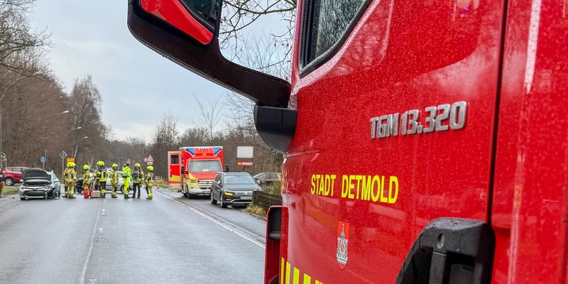 FW-DT: Zwei Einsätze für die Feuerwehr Detmold: Verkehrsunfall und lange Ölspur - Foto: presseportal.de