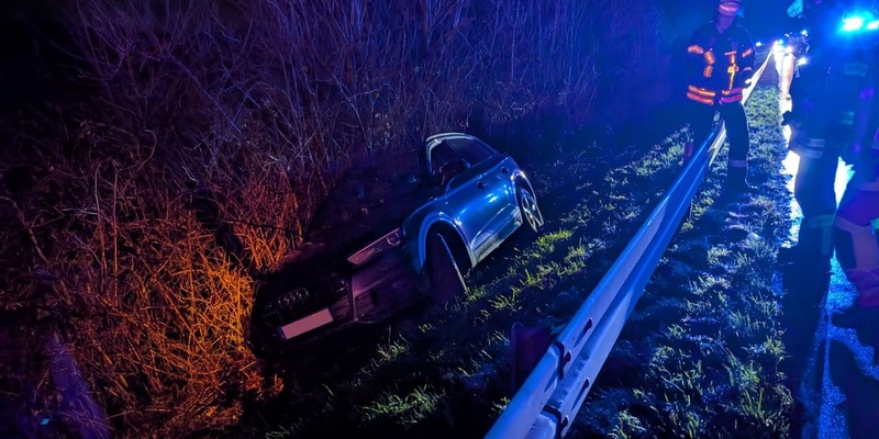 FW-WRN: TH_PERSON_KLEMMT - LZ1 - VU // 2 Fahrzeuge, ein PKW im Graben - Foto: presseportal.de