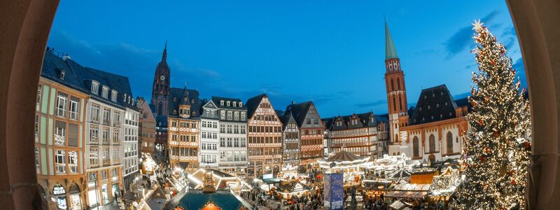 Die Weihnachtsmärkte in den Innenstädten ziehen traditionell eine große Zahl an Besuchern an. - Foto: Boris Roessler/dpa