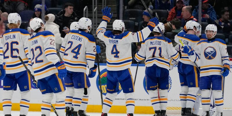 Jubel beim ersten Sieg nach zuvor 13 Niederlagen: Die Buffalo Sabres um JJ Peterka. - Foto: Frank Franklin II/AP/dpa