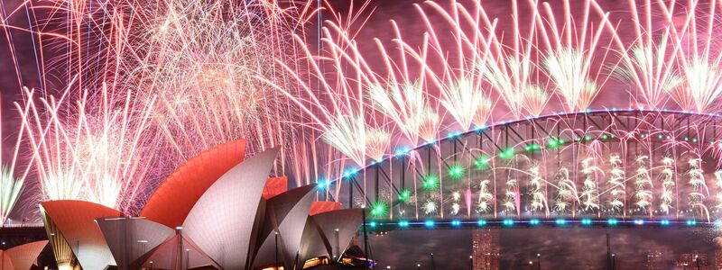 In Sydney soll das Feuerwerk in der Silvesternacht diesmal größer werden als je zuvor. (Archivbild vom letzten Jahr) - Foto: Dan Himbrechts/AAP/dpa