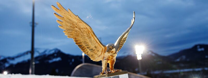 Das Objekt der Begierde: Der goldene Adler für den Tournee-Champion. - Foto: Daniel Karmann/dpa