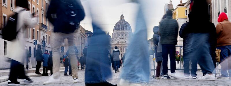 Vorher eine vielbefahrene Straße, nun eine Fußgängerzone. - Foto: Gregorio Borgia/AP/dpa