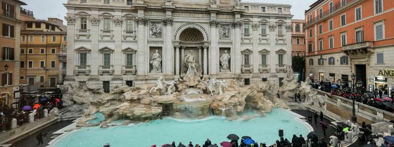 Der Trevi-Brunnen erstrahlt in neuem Glanz. - Foto: Andrew Medichini/AP/dpa