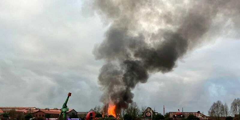 Ein Brand an einer Traktorbahn hat voraussichtlich zu einem Millionenschaden geführt. - Foto: Cindy Riechau/dpa