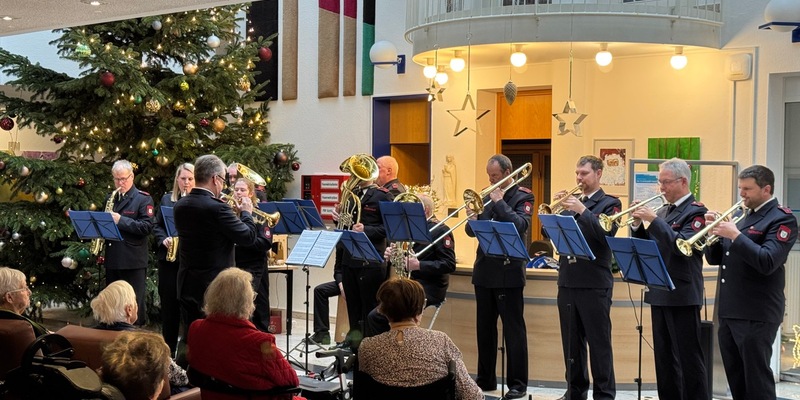 FW Tönisvorst: Musikzug der Freiwilligen Feuerwehr Tönisvorst bringt Weihnachtsfreude ins Altenheim St. Tönisvorst - Foto: presseportal.de
