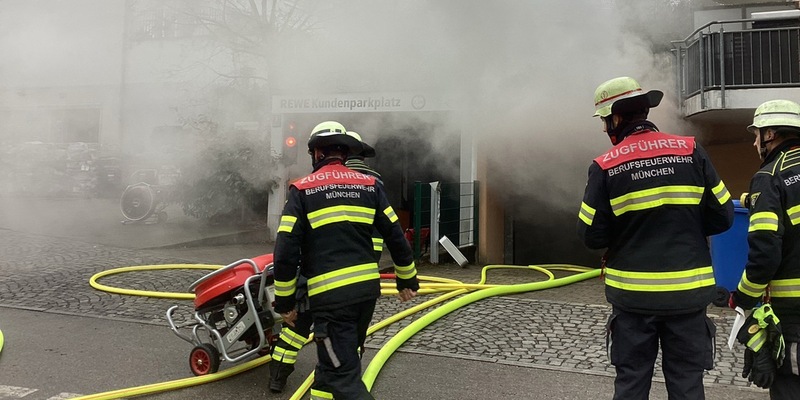 FW-M: Zwei Pkw brennen in Tiefgarage (Sendling) - Foto: presseportal.de