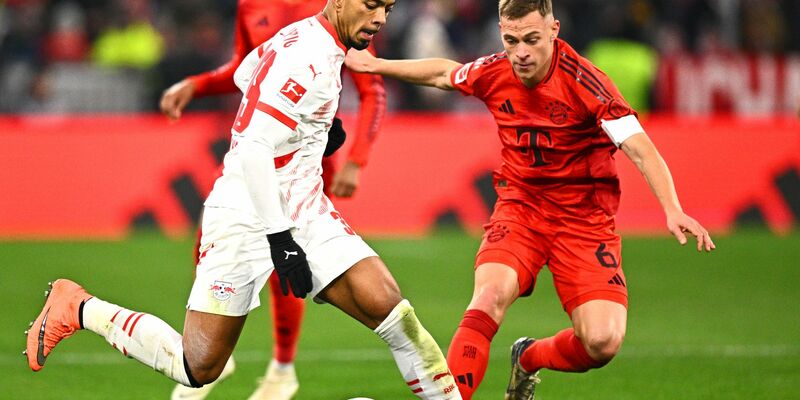 Joshua Kimmich (r) schickt seinem verletzten Kumpel Benjamin Henrichs einen Döner ins Krankenhaus.  - Foto: Tom Weller/dpa