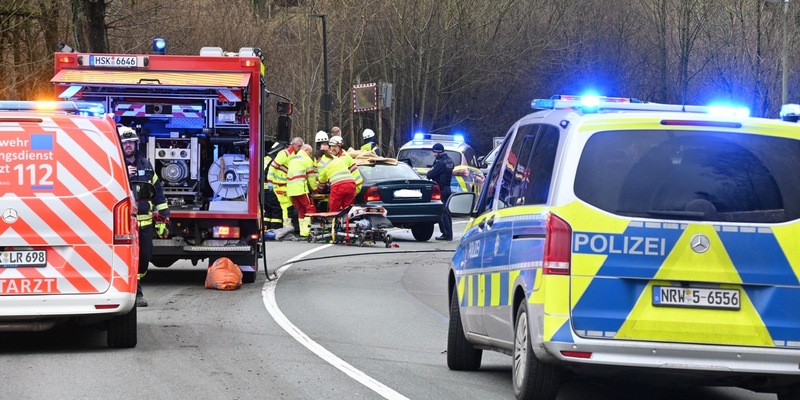 FF Olsberg: Unfall bei Antfeld - Bundesstraße voll gesperrt - Foto: presseportal.de