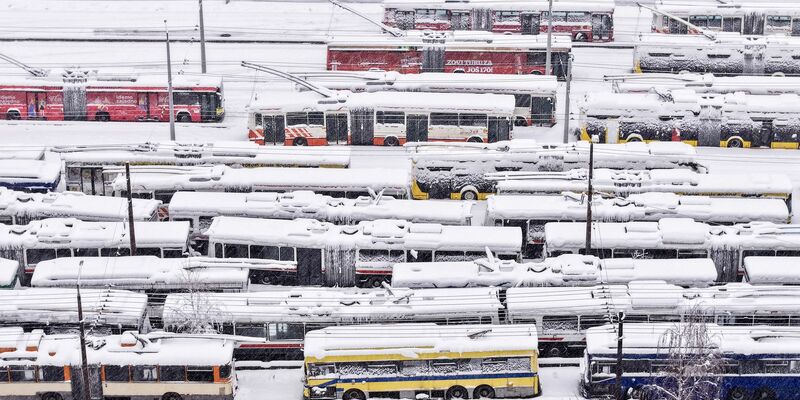 n Bosnien-Herzegowina und in Kroatien behindern Sturm und Schnee den Verkehr. Viele Fernstraßenabschnitte sind für den Verkehr gesperrt. - Foto: Armin Durgut/AP/dpa
