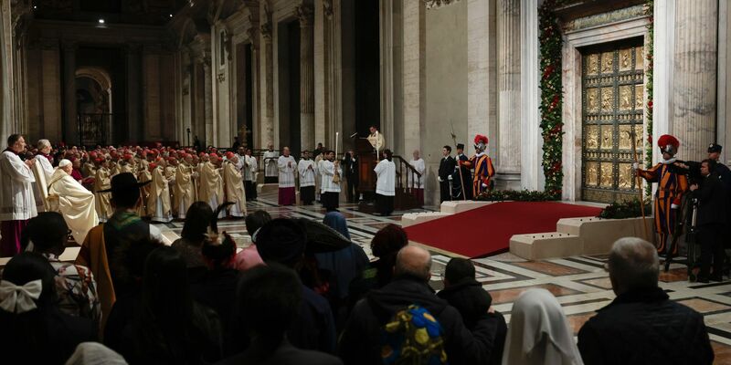 Mehrmals klopfte der Papst an die Tür, woraufhin Helfer diese von innen öffneten. - Foto: Remo Casilli/Pool Reuters/AP/dpa