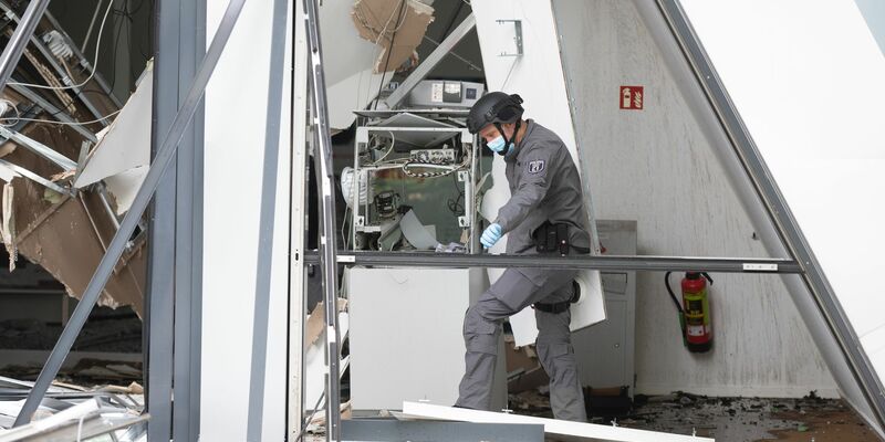 Wenn Geldautomaten von Kriminellen gesprengt werden, dann entsteht mitunter hoher Schaden. (Archivbild) - Foto: Christophe Gateau/dpa