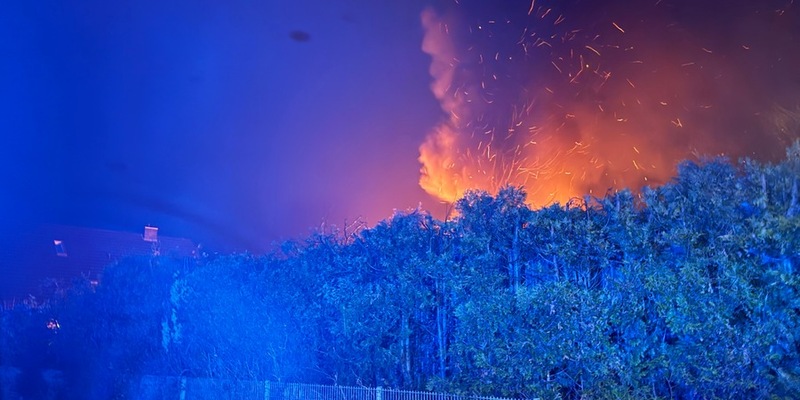 FW-PI: Brand eines Carports mit zwei PKW - Foto: presseportal.de