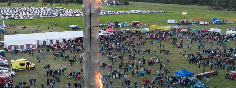 In der Oberlausitz ist mit dem «höchsten brennenden Schwedenfeuer» ein Rekord aufgestellt worden (Archivfoto). - Foto: Sebastian Kahnert/dpa