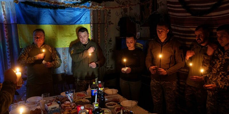 An Weihnachten zielt Russland mit seinen Angriffen auf die Energieversorgung der Ukraine. - Foto: Evgeniy Maloletka/AP/dpa