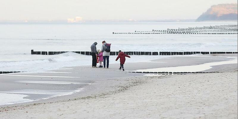 Familie am Strand (Archiv) - Foto: über dts Nachrichtenagentur