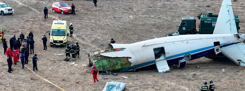 Das Wrack der Embraer 190 (Foto aktuell). - Foto: Azamat Sarsenbayev/AP/dpa