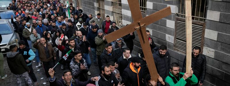 Proteste von Christen, nachdem ein Weihnachtsbaum in Brand gesetzt wurde.  - Foto: Hussein Malla/AP/dpa