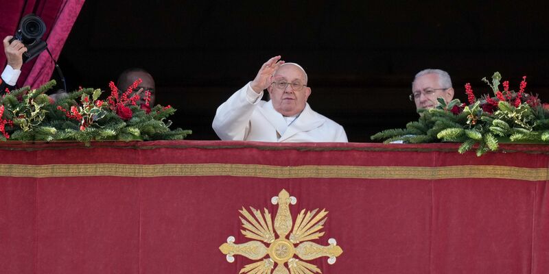 Vor zahlreichen Gläubigen spricht der Papst seine Weihnachtsbotschaft. - Foto: Andrew Medichini/AP/dpa