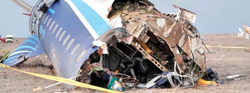 Kleine Löcher am Heck des Wracks wirken wie die Einschläge von Splittern einer Flugabwehrrakete.  - Foto: Uncredited/The Administration of Mangystau Region/AP/dpa