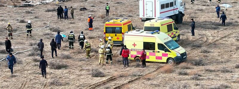 Das Flugzeug stürzte bei der Stadt Aktau am Kaspischen Meer ab. - Foto: Uncredited/AP/dpa