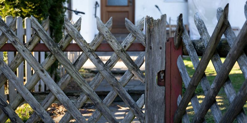 Zwei kleine Kinder werden tot gefunden, die Mutter ist verletzt und steht unter Verdacht. - Foto: Sven Hoppe/dpa