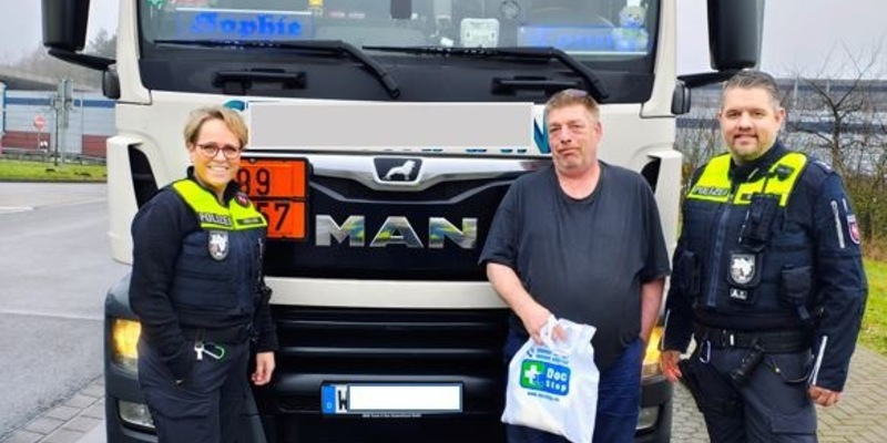 POL-WL: Fernfahrerstammtisch der Polizeidirektion Lüneburg schenkt Lkw-Fahrern einen Moment der Freude - Foto: presseportal.de