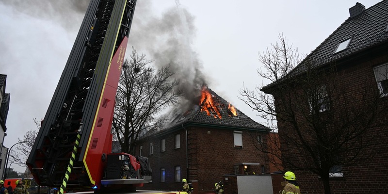 FW Pulheim: Dachstuhl am ersten Weihnachtsfeiertag niedergebrannt - Foto: presseportal.de