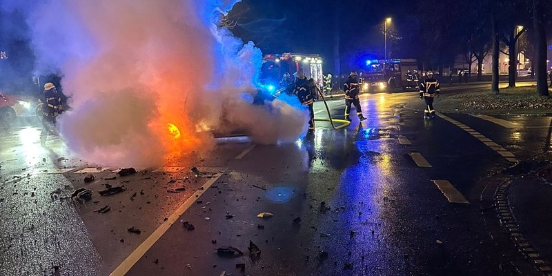 FW Celle: Verkehrsunfall - PKW in Vollbrand! - Foto: presseportal.de