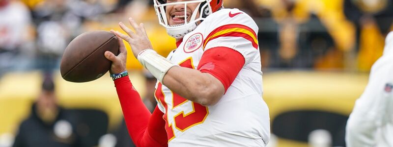 Chiefs-Quarterback Patrick Mahomes verbringt Weihnachten mit einem Football. - Foto: /Matt Freed/AP/dpa