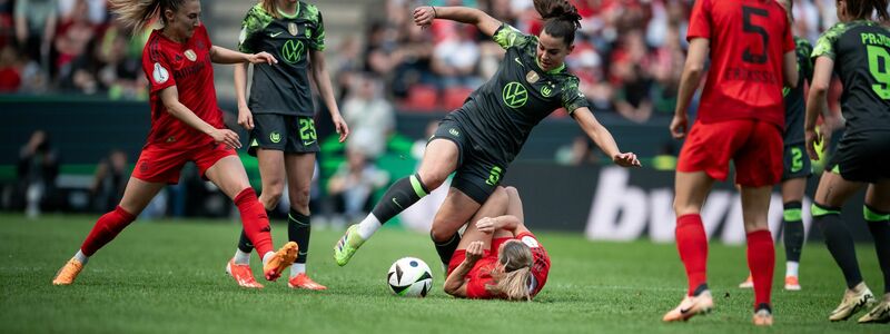 Im Pokalfinale 2024 spielt Oberdorf für die Wolfsburgerinnen gegen ihren neuen Arbeitgeber FC Bayern ganz groß auf. - Foto: Fabian Strauch/dpa