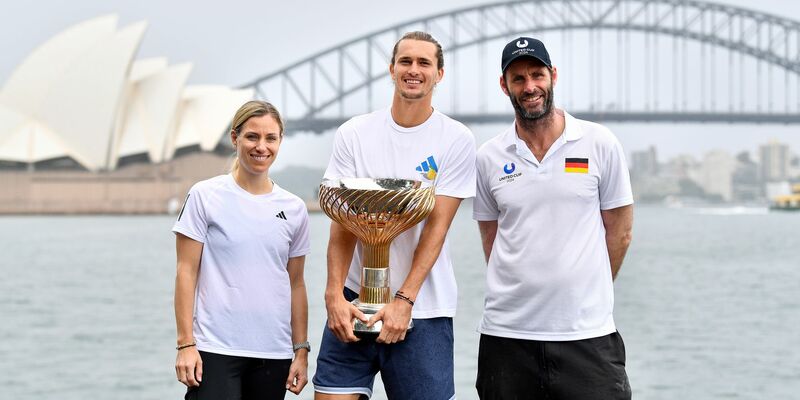 Vor zwei Jahren holte Zverev (M) unter anderem mit Angelique Kerber (l) den Titel. (Archivbild) - Foto: Bianca De Marchi/AAP/dpa