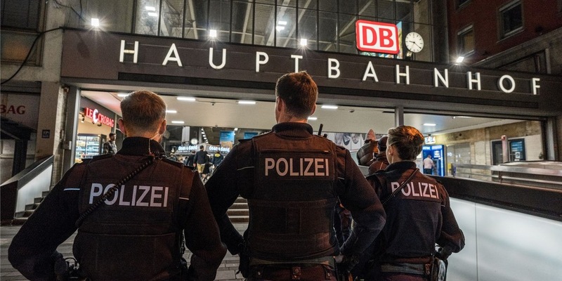 Bundespolizeidirektion München: Kein friedliches Weihnachten im Bahnbereich: Bedrohungsszenario - Angriffe gegen Rettungsdienst, Triebfahrzeugführer und Bundespolizisten - Foto: presseportal.de