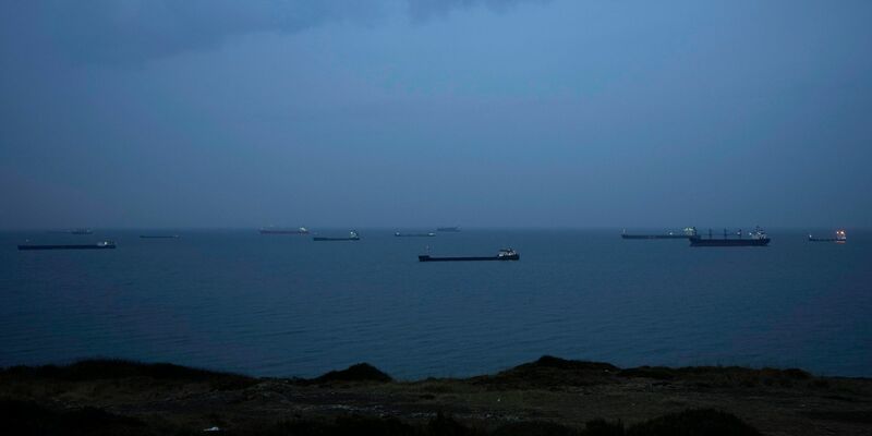 Im Schwarzen Meer ankernde Frachtschiffe warten auf die Durchfahrt durch die Meerenge Bosporus. (Archivbild) - Foto: Khalil Hamra/AP/dpa
