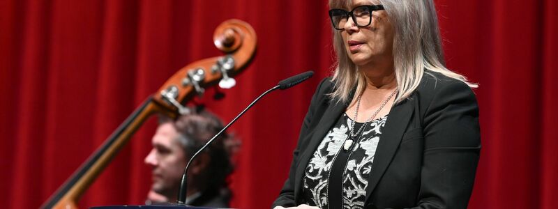 Oberbürgermeisterin Simone Borris sprach beim Weihnachtskonzert zum Gedenken an die Opfer. - Foto: Heiko Rebsch/dpa