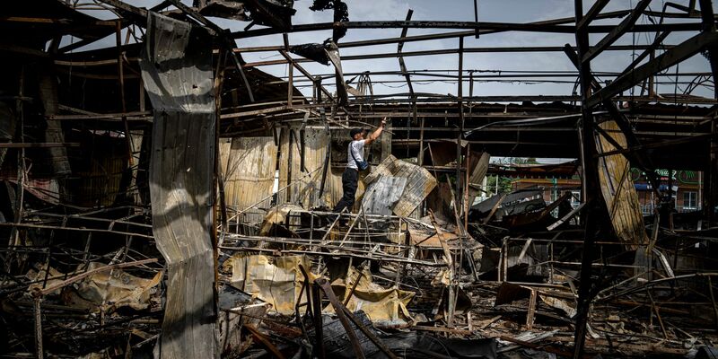 Die Stadt Nikopol im Gebiet Dnipropetrowsk ist immer wieder Ziel russischer Angriffe. (Archivbild) - Foto: Evgeniy Maloletka/AP/dpa