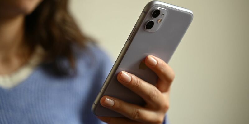 Laut einer repräsentativen Umfrage nehmen sich immer mehr Menschen vor, weniger Zeit am Handy zu verbringen. (Symbolbild) - Foto: Helena Dolderer/dpa/dpa-tmn